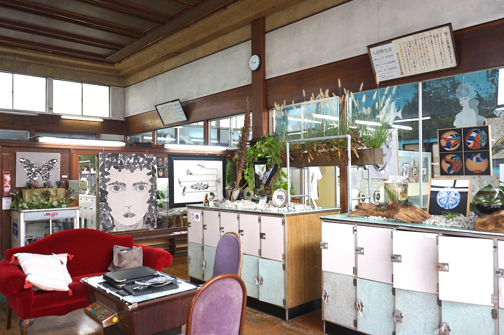 This space used to be a changing room, and is now a community library. There are books in lockers.