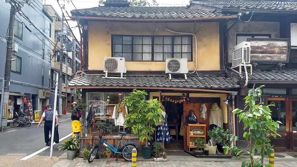 Front of Kikuya Zakkaten.