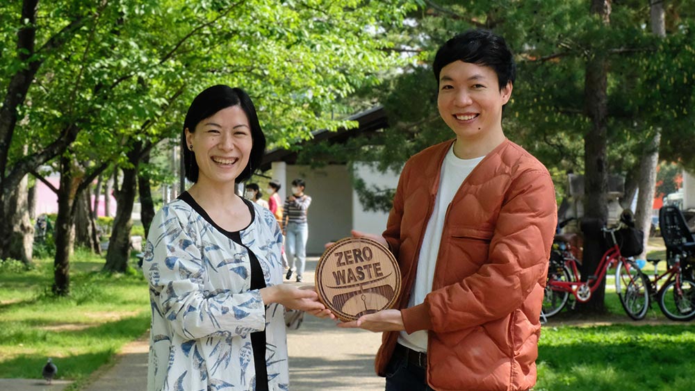 Akari Sakano (left), founder of Zero Waste Japan, with Nguyen (right).